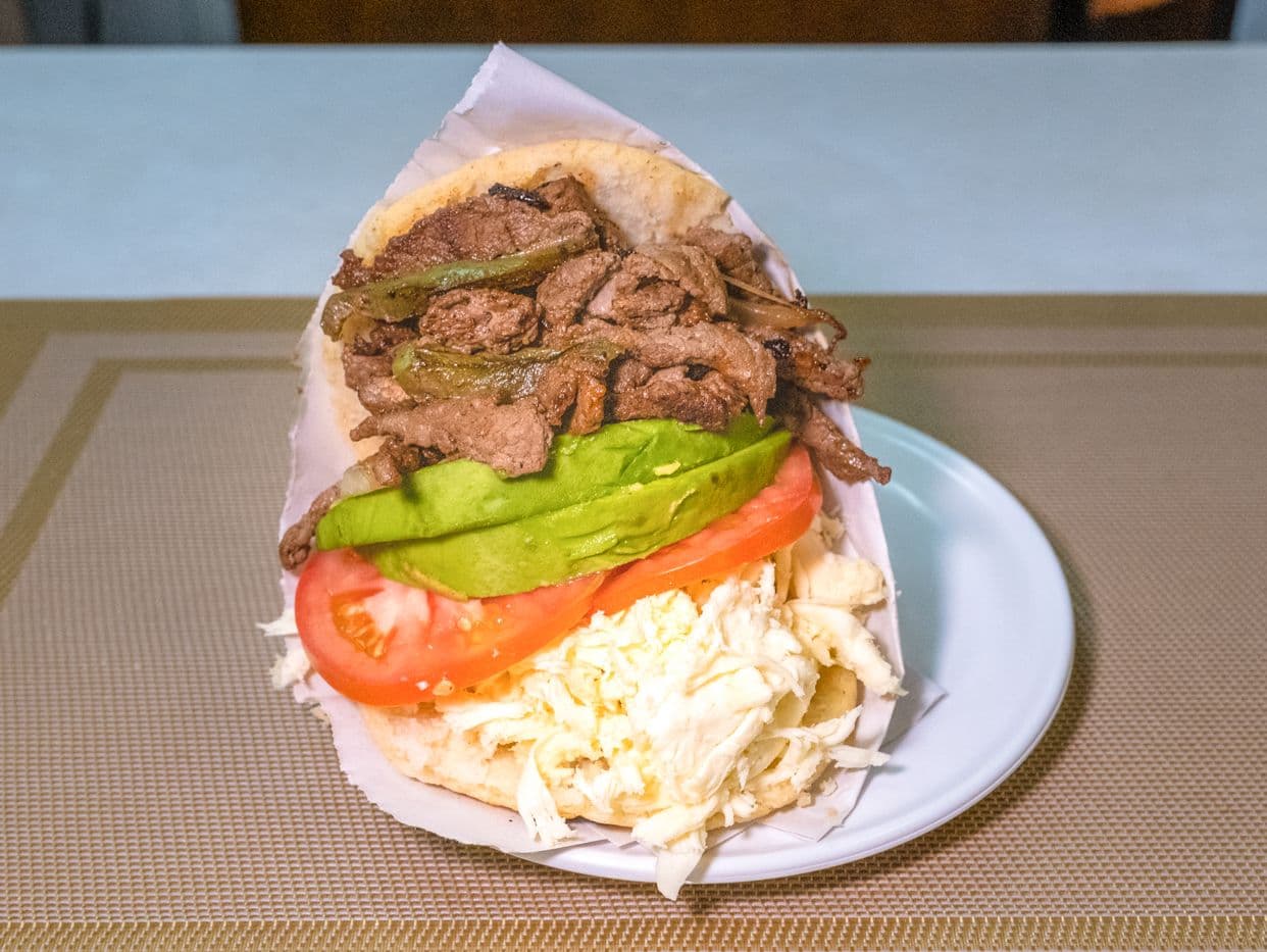 Arepa venezolana servida en El Solar del Este