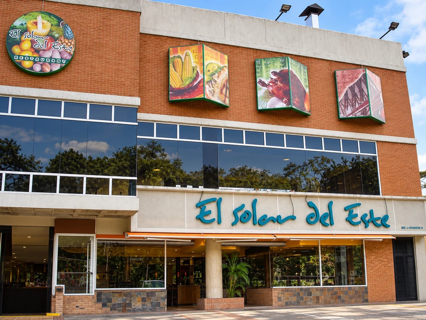 Fachada de El Solar del Este en Las Mercedes, con su letrero turquesa y la entrada despejada